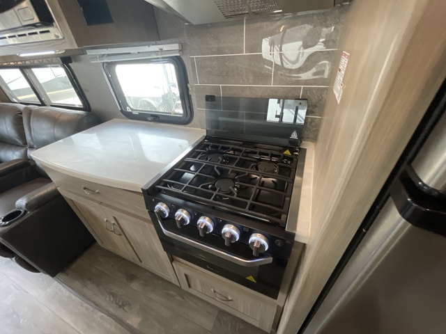2021 Coachmen Freedom Express 324RLDS — photo 7 of 8