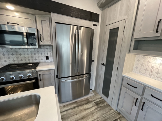 2023 Keystone Montana High Country 385BR — photo 7 of 8