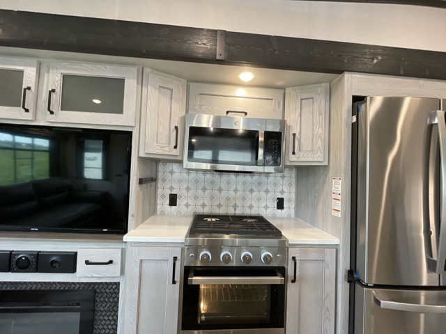 2023 Keystone Montana High Country 385BR — photo 8 of 8