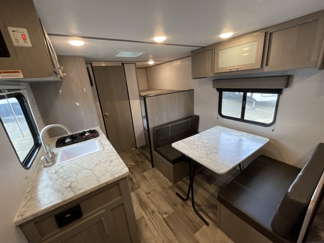 2023 Coleman Coleman Lantern LT 17B — photo 3 of 8