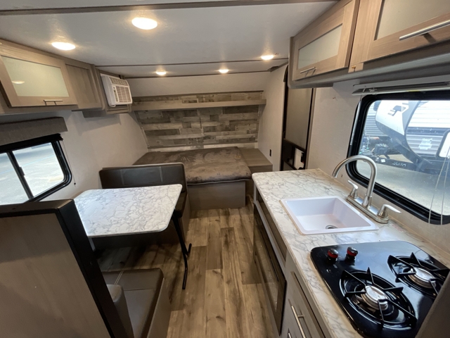 2023 Coleman Coleman Lantern LT 17B — photo 4 of 8