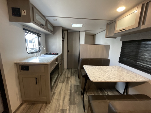 2023 Coleman Coleman Lantern LT 17B — photo 3 of 8