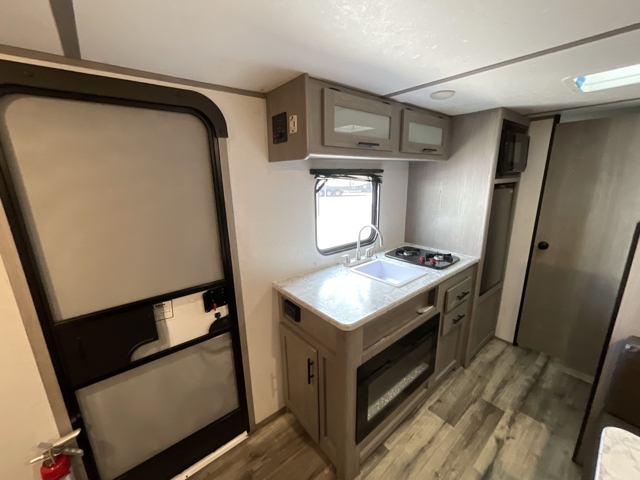 2023 Coleman Coleman Lantern LT 17B — photo 4 of 8