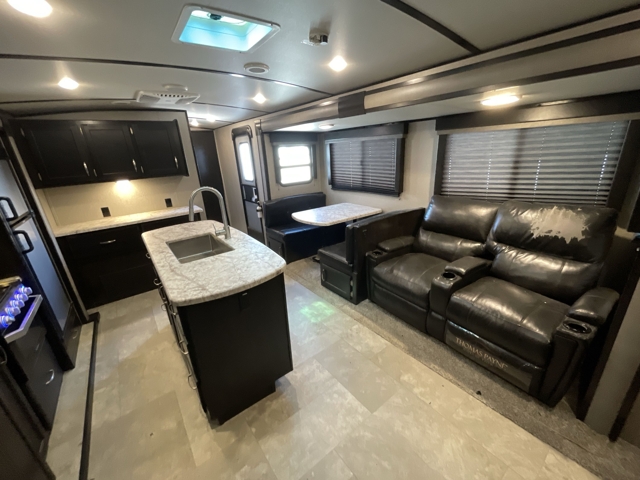 2019 Grand Design Imagine 2970RL — photo 3 of 8