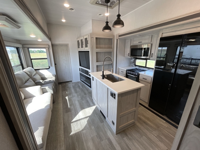 2023 East To West Tandara 375BH-OK — photo 3 of 8