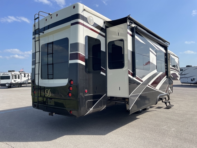 2018 DRV Luxury Suites Mobile Suites 38RSSA — photo 6 of 8
