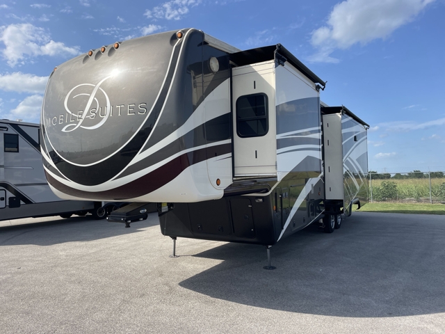 2018 DRV Luxury Suites Mobile Suites 38RSSA — photo 5 of 8