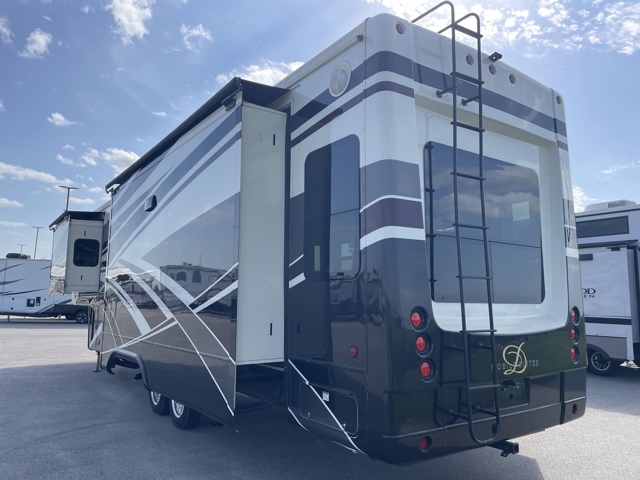 2018 DRV Luxury Suites Mobile Suites 38RSSA — photo 7 of 8