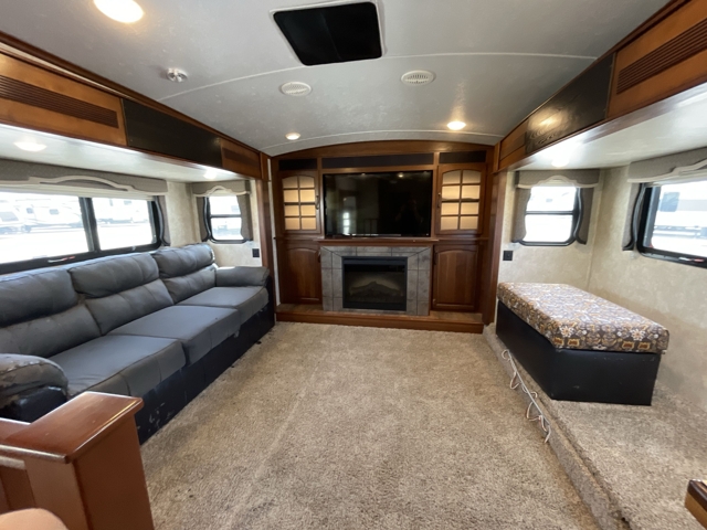 2014 Keystone Montana 3750FL — photo 2 of 7