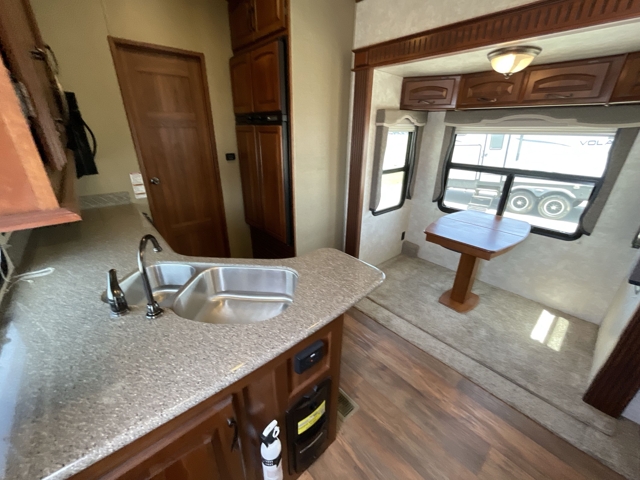 2014 Keystone Montana 3750FL — photo 3 of 7