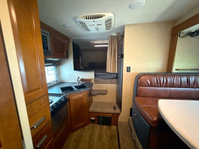 2018 Lance Lance 855S — photo 3 of 8