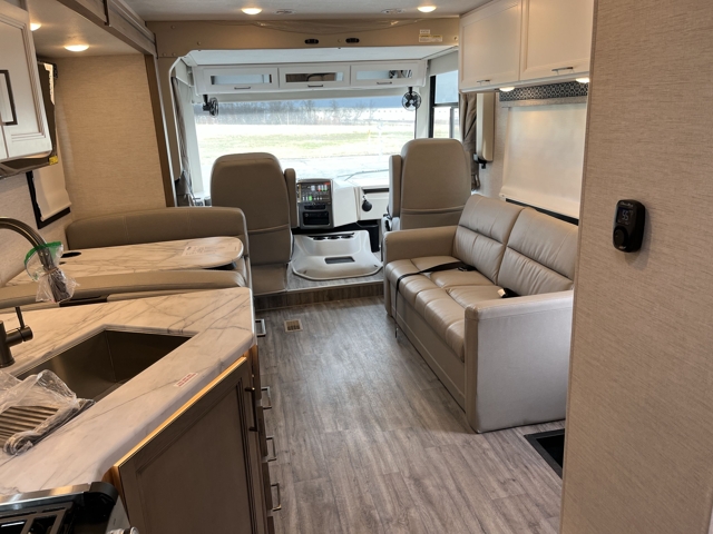 2026 Thor Freedom Traveler B30 — photo 3 of 8
