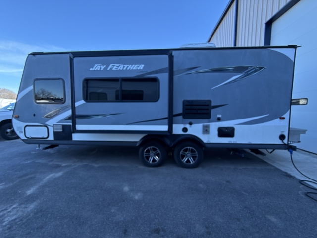2016 Jayco Jay Feather X23F — photo 7 of 8