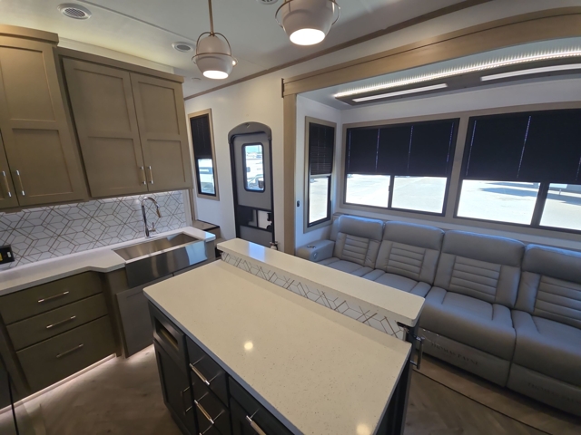 2026 Keystone Raptor 415 — photo 4 of 8