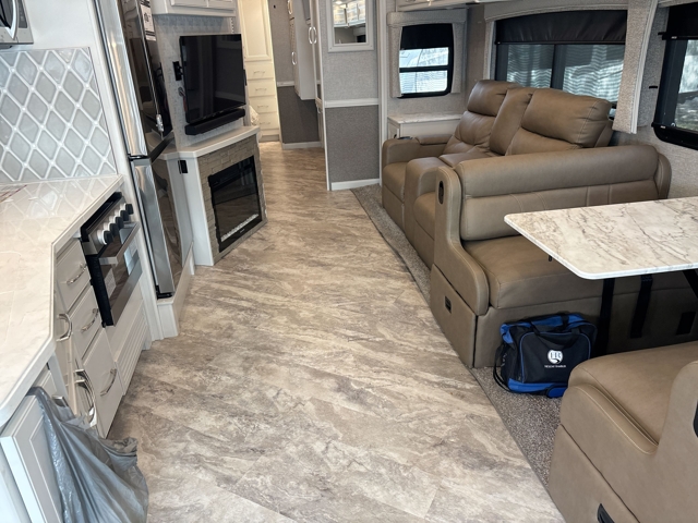 2023 Holiday Rambler Vacationer 35K — photo 3 of 8