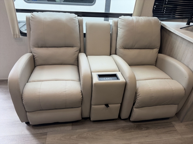 2024 Coachmen Catalina Legacy 303RKDS — photo 2 of 8