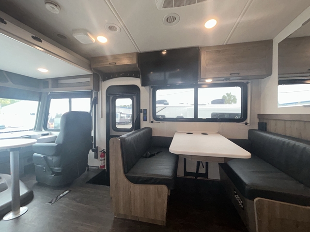 2023 Winnebago Vista 29V — photo 6 of 8