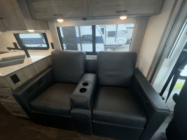 2023 Winnebago Vista 29V — photo 3 of 8