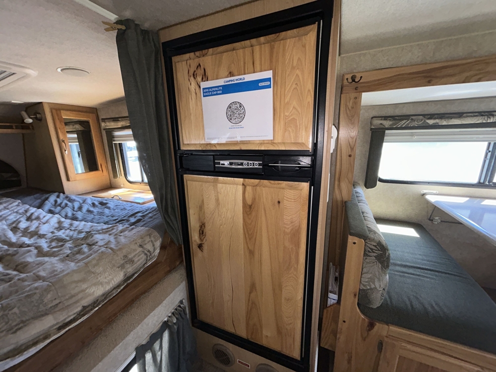 2010 Alpenlite Eagle Cap 850 — photo 7 of 8