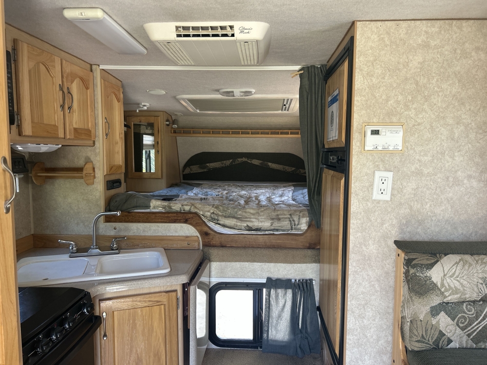 2010 Alpenlite Eagle Cap 850 — photo 3 of 8