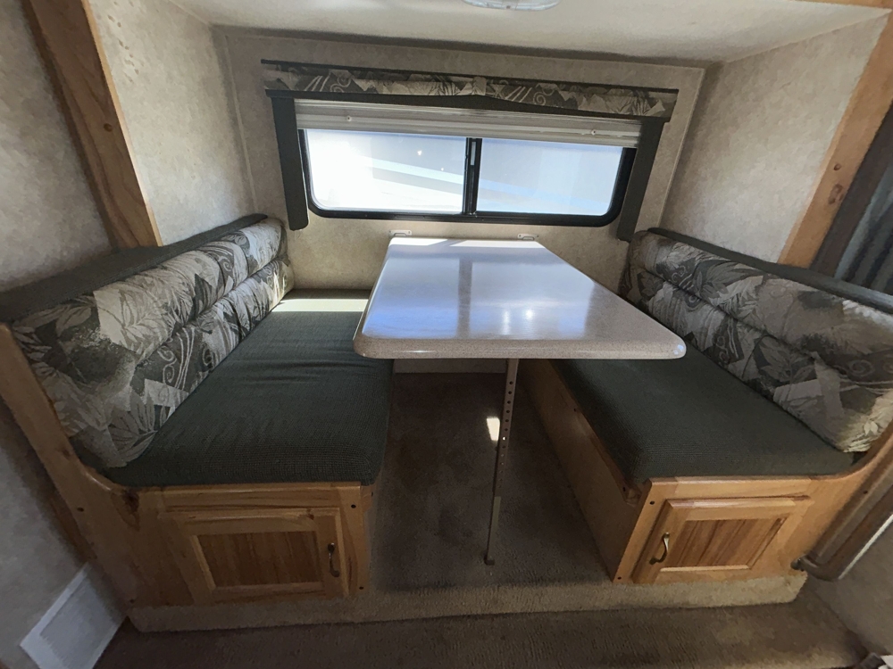 2010 Alpenlite Eagle Cap 850 — photo 2 of 8