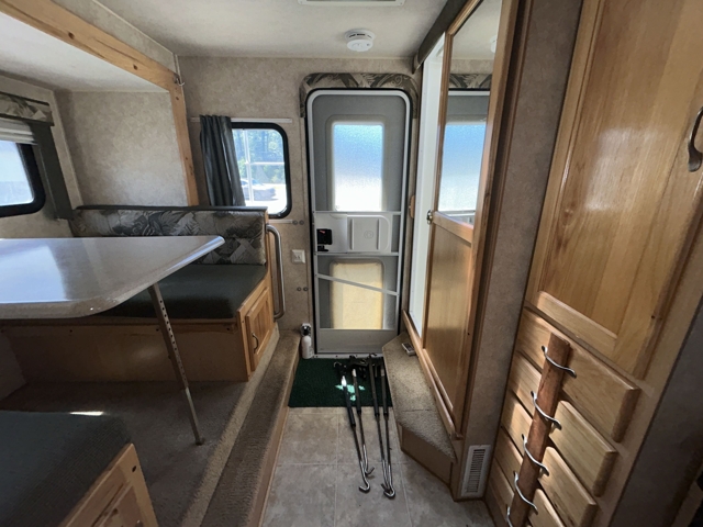 2010 Alpenlite Eagle Cap 850 — photo 6 of 8