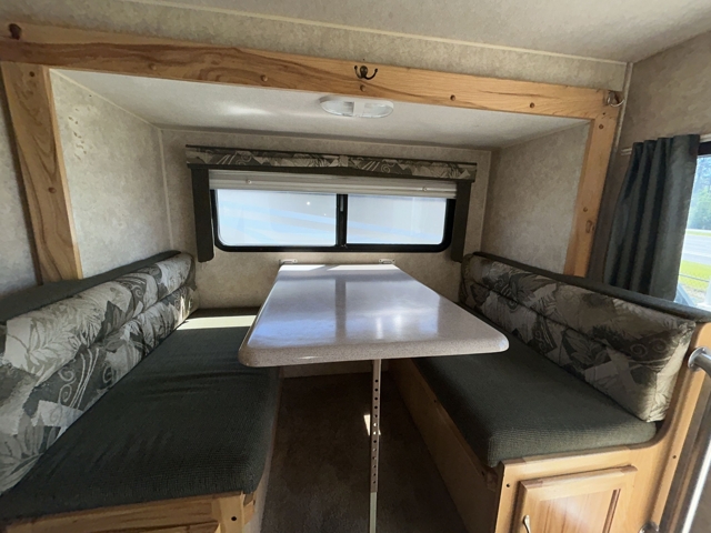 2010 Alpenlite Eagle Cap 850 — photo 4 of 8
