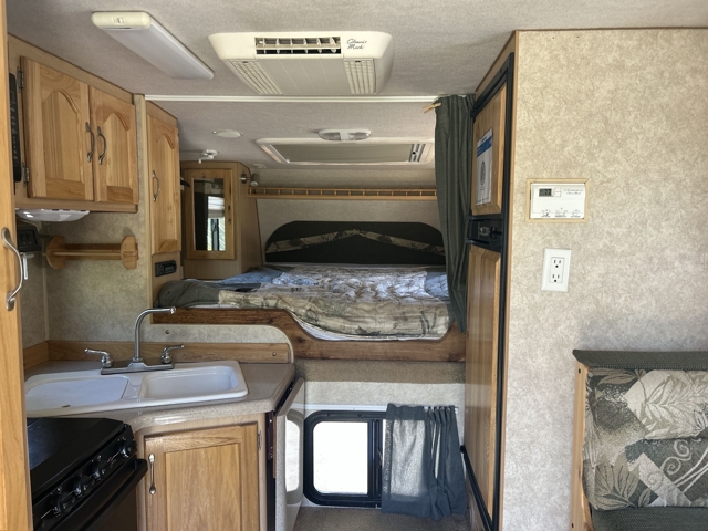 2010 Alpenlite Eagle Cap 850 — photo 3 of 8