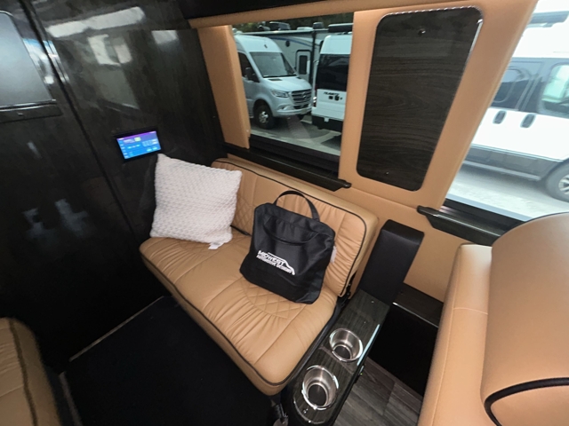 2022 Midwest Automotive Design Luxe Cruiser LUXED4 — photo 2 of 8