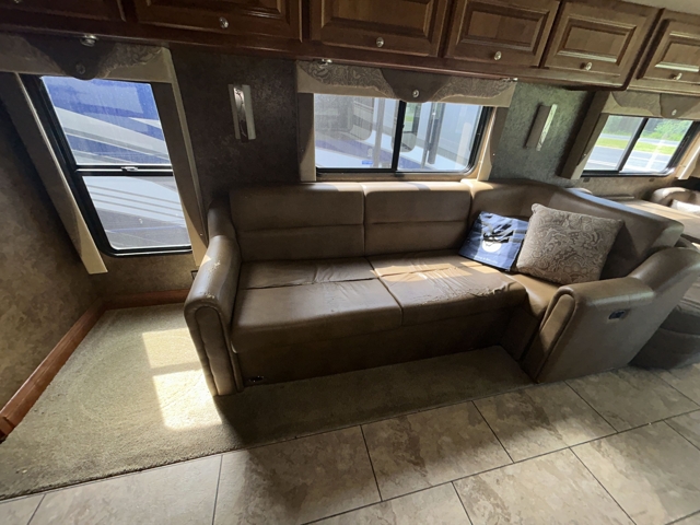 2015 Tiffin Allegro 36LA — photo 3 of 8
