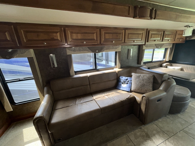 2015 Tiffin Allegro 36LA — photo 6 of 8