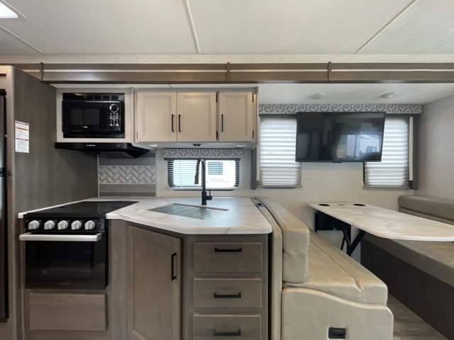 2024 Thor Freedom Traveler B30 — photo 5 of 8