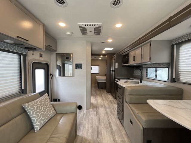 2024 Thor Freedom Traveler B30 — photo 3 of 8
