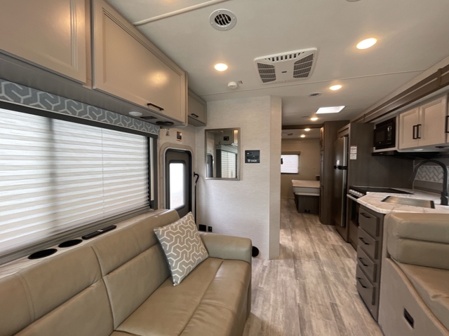 2024 Thor Freedom Traveler B30 — photo 4 of 8