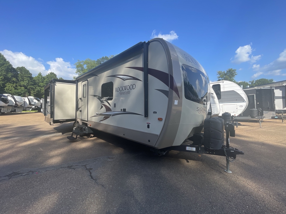 2018 Forest River Rockwood Signature Ultra Lite 8329SS