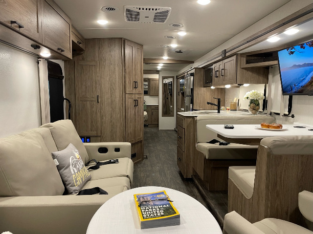 2025 Winnebago Sunstar 33K — photo 3 of 8
