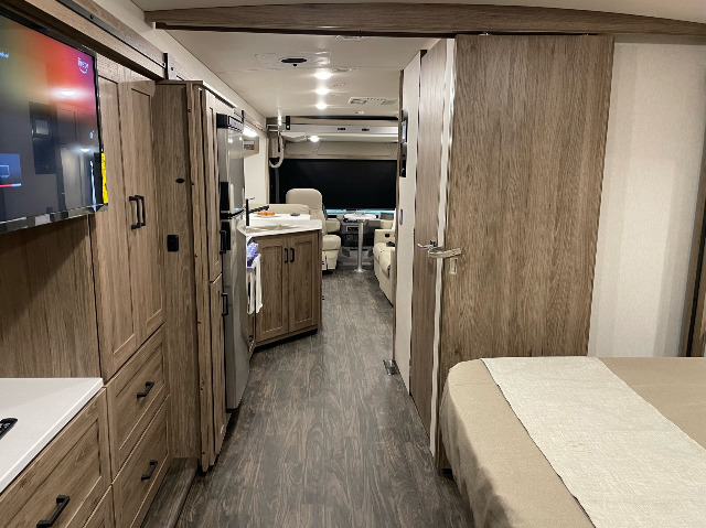 2025 Winnebago Sunstar 33K — photo 4 of 8
