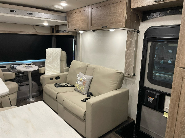 2025 Winnebago Sunstar 33K — photo 5 of 8