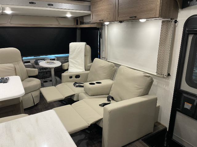 2025 Winnebago Sunstar 33K — photo 6 of 8