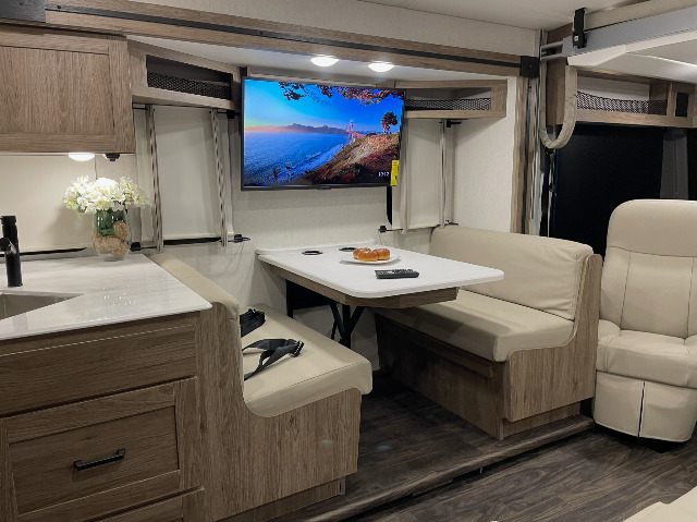2025 Winnebago Sunstar 33K — photo 7 of 8