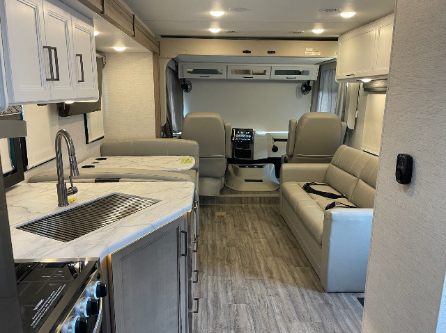 2026 Thor Freedom Traveler B30 — photo 3 of 8