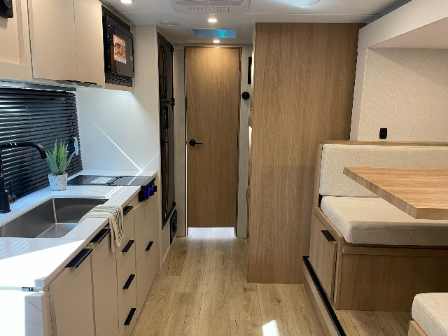 2026 Winnebago Micro Minnie 2100BH — photo 4 of 8
