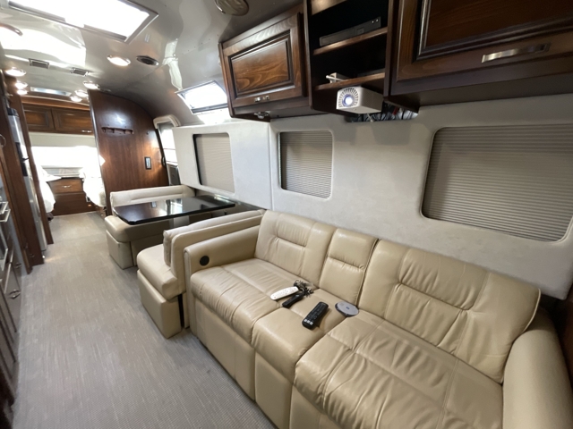 2018 Airstream Classic 33FB Twin — photo 5 of 8