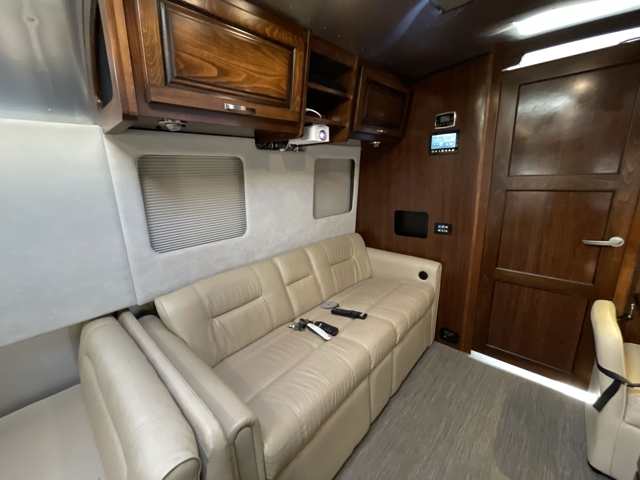 2018 Airstream Classic 33FB Twin — photo 6 of 8