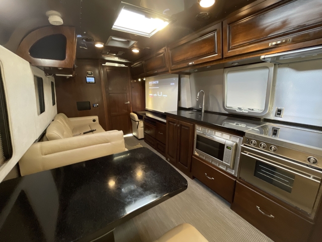 2018 Airstream Classic 33FB Twin — photo 3 of 8