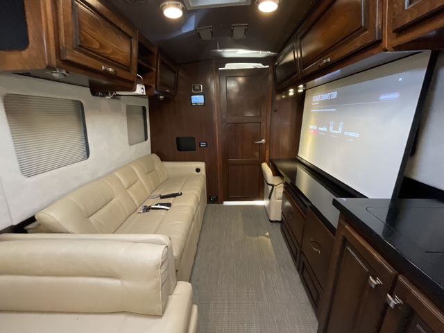 2018 Airstream Classic 33FB Twin — photo 4 of 8