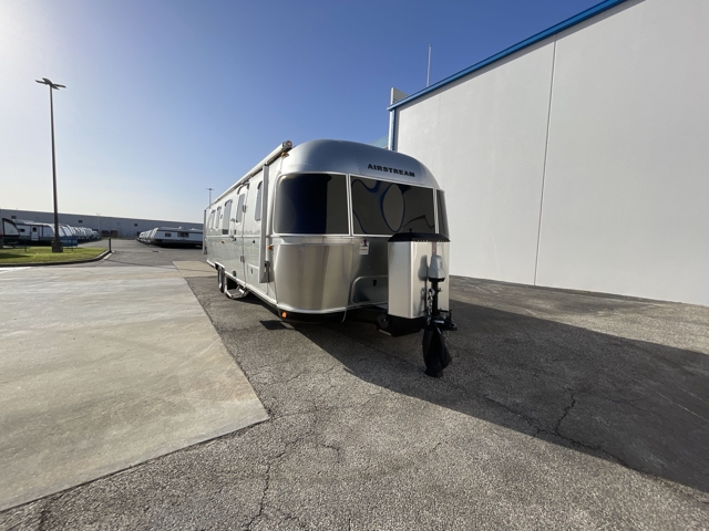 2018 Airstream Classic 33FB Twin — photo 1 of 8