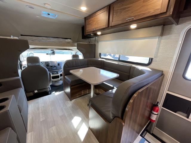 2025 Winnebago Spirit 31H — photo 6 of 8