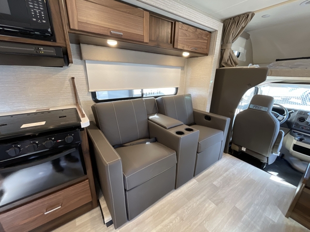 2025 Winnebago Spirit 31H — photo 4 of 8