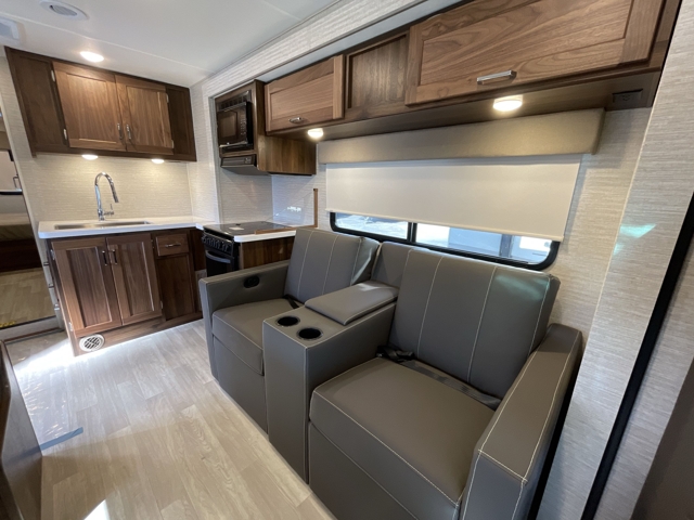 2025 Winnebago Spirit 31H — photo 5 of 8